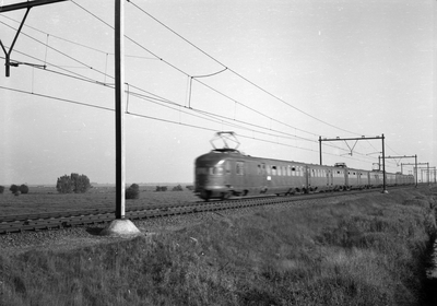 150962 Afbeelding van twee gekoppelde electrische treinstellen mat. 1936 van de N.S. ter hoogte van Baarn.